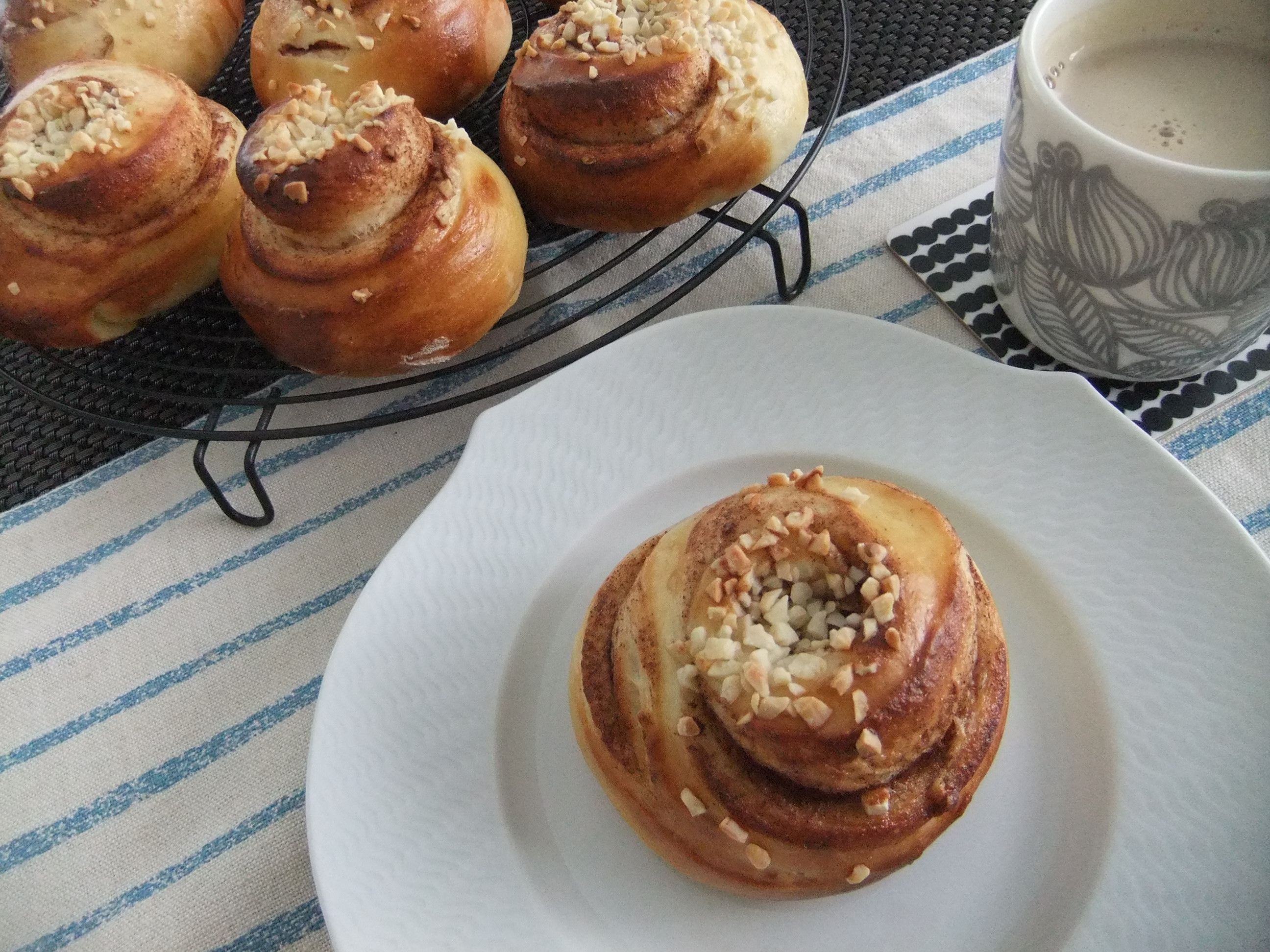 かもめ食堂 とシナモンロール しあわせパンライフ In シンガポール